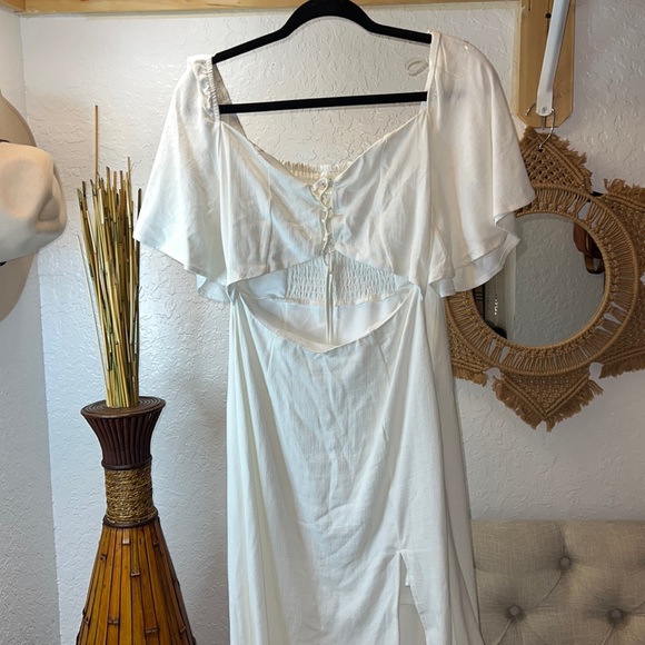 PO: Women’s White Dress. - Picture 2 of 9
